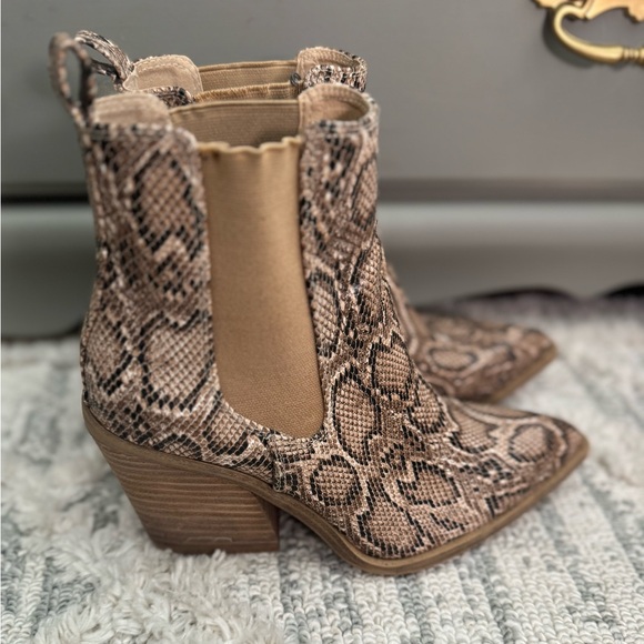 Faux snakeskin western booties - Picture 2 of 4